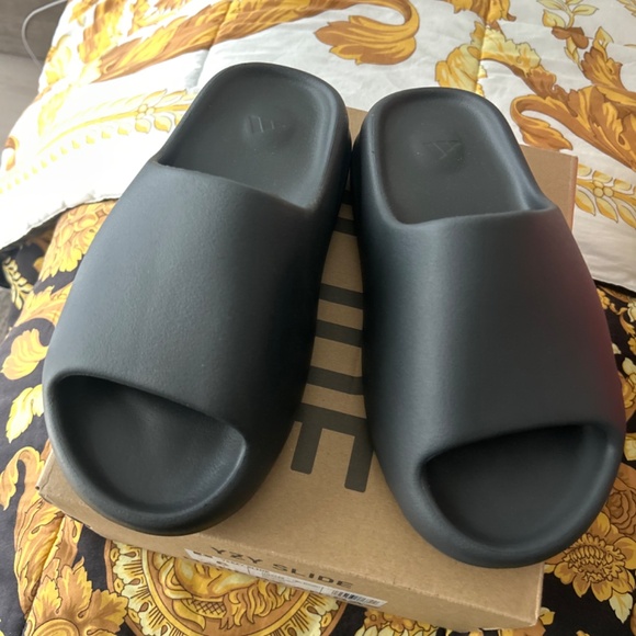 Yeezy slides - Picture 2 of 4